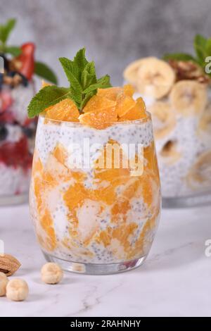 Dessert de chia avec yogourt grec et tranches d'orange. Absolument utile. Petit déjeuner ou collation parfait. Convient aux végétaliens et sans gluten. Banque D'Images