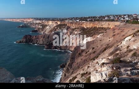 Photo du paysage côtier avec formation de roches de Fiolent sur la côte de la mer Noire à Sébastopol Banque D'Images