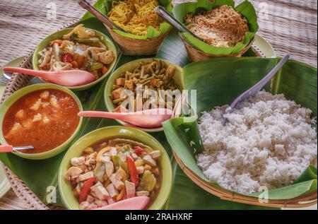 Un déjeuner de plats végétariens thaïlandais frais et savoureux. Banque D'Images