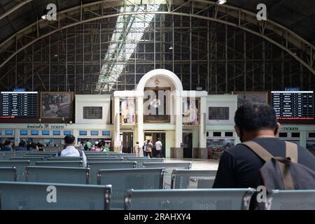 Passagers thaïlandais voyageant sur les chemins de fer thaïlandais de la gare de Hua Lamphong à Bangkok Banque D'Images