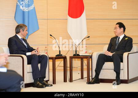 Tokyo, Japon. 4th juillet 2023. Le Premier ministre japonais Fumio Kishida(R) rencontre Rafael Mariano Grossi Directeur général de l'Agence internationale de l'énergie atomique (AIEA) (L) à la résidence officielle du Premier ministre à Tokyo, au Japon, sur 4 juillet 2023. (Credit image: © POOL via ZUMA Press Wire) USAGE ÉDITORIAL SEULEMENT! Non destiné À un usage commercial ! Banque D'Images