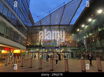 Manchester Piccadilly Rail Station entrée au crépuscule , Piccadilly Station Approach, Manchester, Greater Manchester, Angleterre, ROYAUME-UNI, M60 7RA Banque D'Images