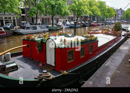 Vue des bateaux dans un canal de la ville Banque D'Images