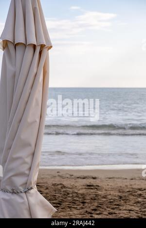 Parasols et chaises longues dans l'état assemblé sur la plage. Banque D'Images