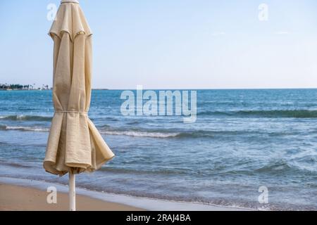 Parasols et chaises longues dans l'état assemblé sur la plage. Banque D'Images
