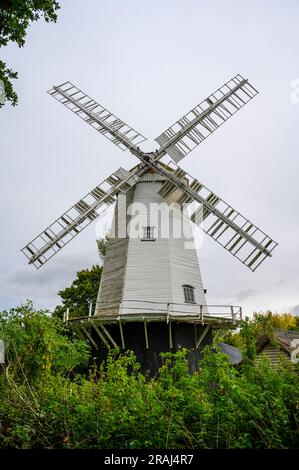 King's Mill à Shipley, West Sussex, a été construit en 1879 et est le plus jeune et le plus grand moulin à vent du Sussex, en Angleterre. Banque D'Images