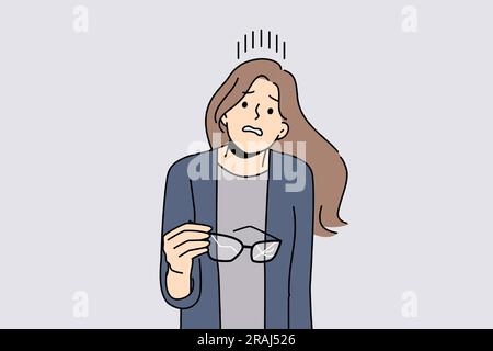 Femme avec des lunettes cassées dans les mains rend le visage confus ne sachant pas comment résoudre le problème de vision. Une fille imprudente tient des verres avec du verre fissuré et doit aller à optométriste ou acheter des lentilles de contact Illustration de Vecteur