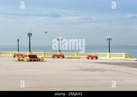 Promenade de Foz à Porto Portugal en bord de mer avec bancs Banque D'Images