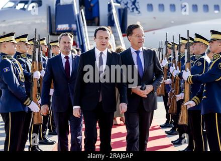 PRISTINA - 04/07/2023, PRISTINA - le Premier ministre Mark Rutte et le Premier ministre Xavier Bettel du Luxembourg sont accueillis par le Premier ministre Albin Kurti à leur arrivée à l'aéroport de Pristina pour une visite de travail conjointe au Kosovo. Les deux viennent de Serbie, où ils ont commencé la visite de travail. ANP ROBIN VAN LONKHUIJSEN pays-bas sortie - belgique sortie Banque D'Images