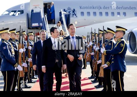 PRISTINA - 04/07/2023, PRISTINA - le Premier ministre Mark Rutte et le Premier ministre Xavier Bettel du Luxembourg sont accueillis par le Premier ministre Albin Kurti à leur arrivée à l'aéroport de Pristina pour une visite de travail conjointe au Kosovo. Les deux viennent de Serbie, où ils ont commencé la visite de travail. ANP ROBIN VAN LONKHUIJSEN pays-bas sortie - belgique sortie Banque D'Images