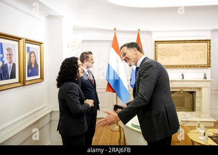 PRISTINA - 04/07/2023, PRISTINA - le Premier ministre Mark Rutte et le Premier ministre luxembourgeois Xavier Bettel sont reçus par le Président Vjosa Osmani pour une visite de travail conjointe au Kosovo. Les deux feront une visite de deux jours en Serbie et au Kosovo. ANP ROBIN VAN LONKHUIJSEN pays-bas sortie - belgique sortie Banque D'Images