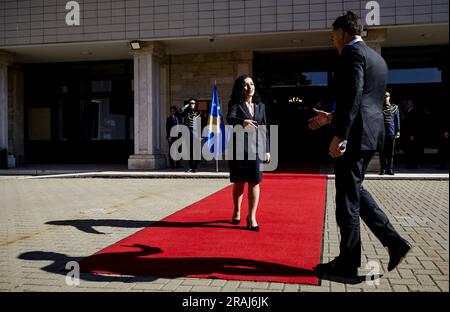 PRISTINA - 04/07/2023, PRISTINA - le Premier ministre Mark Rutte et le Premier ministre luxembourgeois Xavier Bettel sont reçus par le Président Vjosa Osmani pour une visite de travail conjointe au Kosovo. Les deux feront une visite de deux jours en Serbie et au Kosovo. ANP ROBIN VAN LONKHUIJSEN pays-bas sortie - belgique sortie Banque D'Images