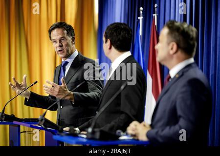 PRISTINA - 04/07/2023, PRISTINA - le Premier ministre Mark Rutte et le Premier ministre Xavier Bettel du Luxembourg lors d'une conférence de presse à la suite d'une rencontre avec le Premier ministre Albin Kurti lors d'une visite de travail conjointe au Kosovo. Les deux feront une visite de deux jours en Serbie et au Kosovo. ANP ROBIN VAN LONKHUIJSEN pays-bas sortie - belgique sortie Banque D'Images