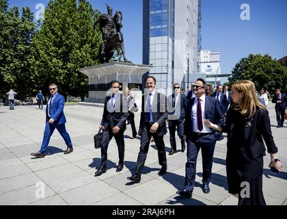 PRISTINA - 04/07/2023, PRISTINA - le Premier ministre Mark Rutte et le Premier ministre Xavier Bettel du Luxembourg après une rencontre avec le Premier ministre Albin Kurti lors d'une visite de travail conjointe au Kosovo. Les deux feront une visite de deux jours en Serbie et au Kosovo. ANP ROBIN VAN LONKHUIJSEN pays-bas sortie - belgique sortie Banque D'Images