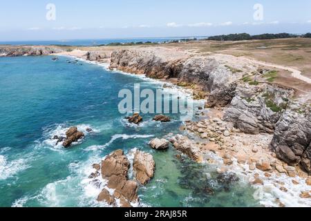 Paysage marin, côte océanique rocheuse, côte de France près de Quiberon. Banque D'Images