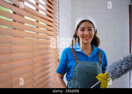 Gardien de maison propre salle de séjour. Service de nettoyage et concept d'entretien de la maison. Banque D'Images