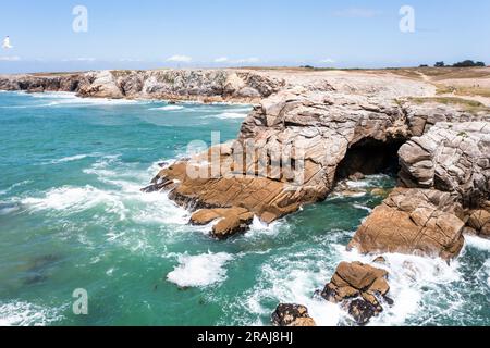 Paysage marin, côte océanique rocheuse, côte de France près de Quiberon. Banque D'Images