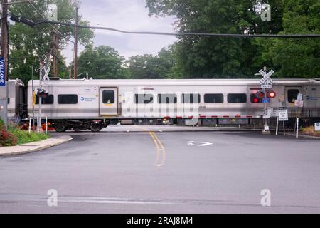 Un train Metro North quitte la station Katonah, traverse Jay St puis se dirige vers le sud vers White Plains et Grand Central Station. À Westchester, NY. Banque D'Images