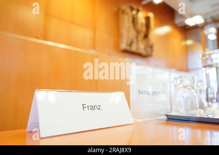 Karlsruhe, Allemagne. 04th juillet 2023. Une plaque signalétique portant l'inscription « Franz » se trouve sur une table dans la salle d'audience. La procédure orale de la Cour constitutionnelle fédérale examine la question de savoir si le NPD peut être exclu du financement de l'État partie. Credit: Uwe Anspach/dpa/Alamy Live News Banque D'Images