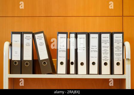 Karlsruhe, Allemagne. 04th juillet 2023. Les fichiers sont placés sur la paillasse de la salle d'audience. La procédure orale de la Cour constitutionnelle fédérale examine la question de savoir si le NPD peut être exclu du financement de l'État partie. Credit: Uwe Anspach/dpa/Alamy Live News Banque D'Images