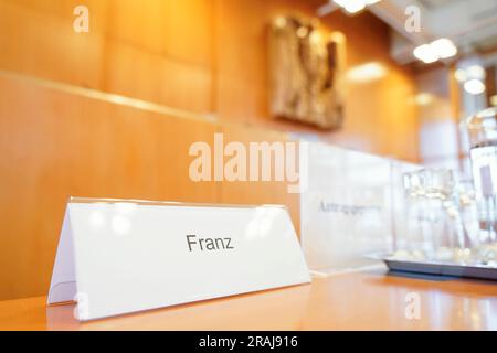 Karlsruhe, Allemagne. 04th juillet 2023. Une plaque signalétique portant l'inscription « Franz » se trouve sur une table dans la salle d'audience. La procédure orale de la Cour constitutionnelle fédérale examine la question de savoir si le NPD peut être exclu du financement de l'État partie. Credit: Uwe Anspach/dpa/Alamy Live News Banque D'Images