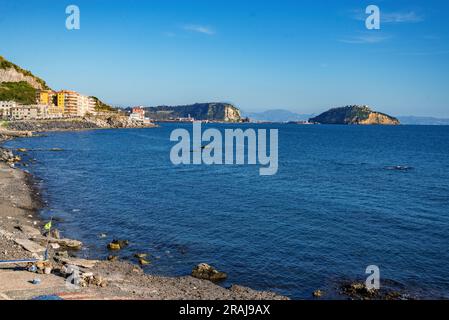 Baie de Pozzuoli et l'île de Nisida, vue depuis le front de mer Banque D'Images