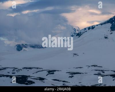 Montagnes couvertes de nuages dans la région de Sognefjellet en Norvège Banque D'Images