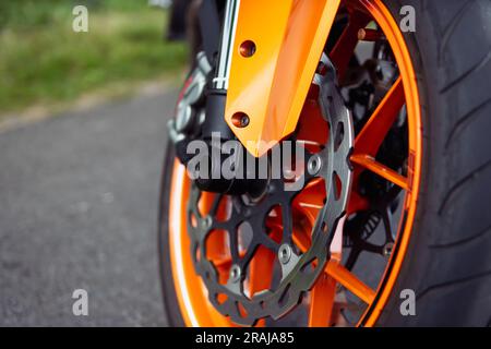 roue isolée d'une moto gros plan d'une roue orange, il y a une place pour une inscription. Photo de haute qualité Banque D'Images