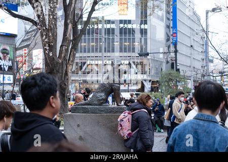 Les touristes posent pour des photos avec la statue de Hachiko à la gare de Shibuya, Tokyo. Banque D'Images