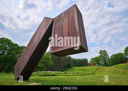 Une vue de la sculpture brutale rouillée, en forme de boîte, en forme de cube intitulée suspendue par Menashe Kadishman. Au Storm King Sculpture and Art Center à New Windsor, N. Banque D'Images