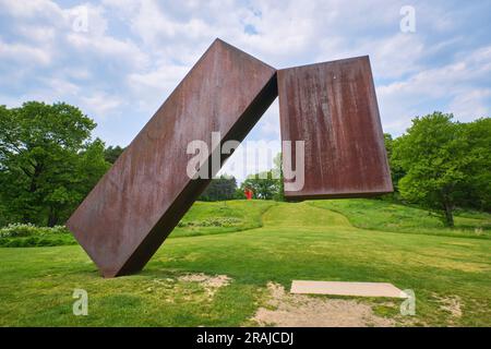 Une vue de la sculpture brutale rouillée, en forme de boîte, en forme de cube intitulée suspendue par Menashe Kadishman. Au Storm King Sculpture and Art Center à New Windsor, N. Banque D'Images