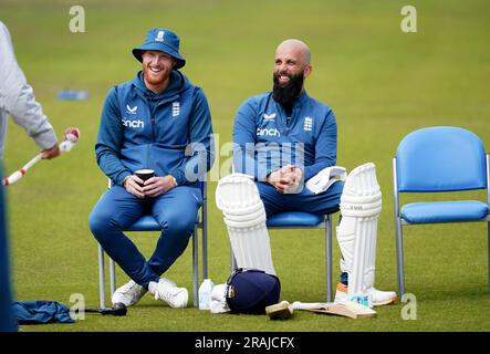 Ben Stokes (à gauche) et Moeen Ali, en Angleterre, lors d'une session de filets à Headingley, Leeds. Date de la photo: Mardi 4 juillet 2023. Banque D'Images