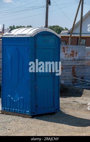 toilette mobile en plastique bleu dans la rue. Produits d'hygiène individuels sur le chantier. toilettes portables sur la rue dans la ville Banque D'Images