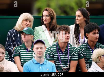 La princesse de Galles aux côtés de Deborah Jevans et Laura Robson regardant Katie Boulter en action contre Daria Saville le deuxième jour des Championnats de Wimbledon 2023 au All England Lawn tennis and Croquet Club à Wimbledon. Date de la photo: Mardi 4 juillet 2023. Banque D'Images