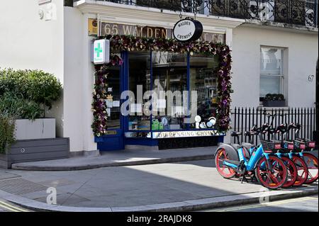 Walden chymist (chimiste) magasin et location de vélos électriques, Elizabeth Street, Belgavia, West London, Royaume-Uni Banque D'Images