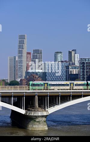 Grosvenor Railway Bridge devant le quartier de Nine Elms et l'ambassade des États-Unis, South East London, Royaume-Uni Banque D'Images