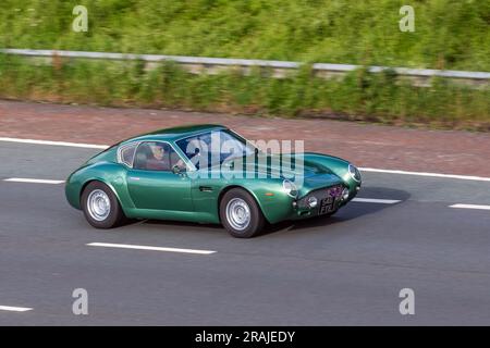 2001 Tribute Z3gato Z Series Green Petrol 2979 cc roadster, kit de conversion de carrosserie voiture ; voyageant à grande vitesse sur l'autoroute M6 dans le Grand Manchester, Royaume-Uni Banque D'Images