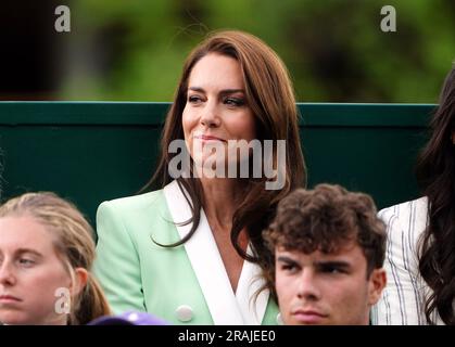 La princesse de Galles regardant Katie Boulter en action contre Daria Saville le deuxième jour des Championnats de Wimbledon 2023 au All England Lawn tennis and Croquet Club à Wimbledon. Date de la photo: Mardi 4 juillet 2023. Banque D'Images