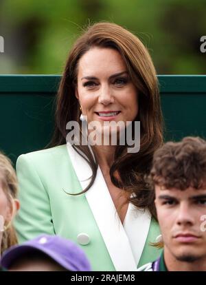 La princesse de Galles regardant Katie Boulter en action contre Daria Saville le deuxième jour des Championnats de Wimbledon 2023 au All England Lawn tennis and Croquet Club à Wimbledon. Date de la photo: Mardi 4 juillet 2023. Banque D'Images