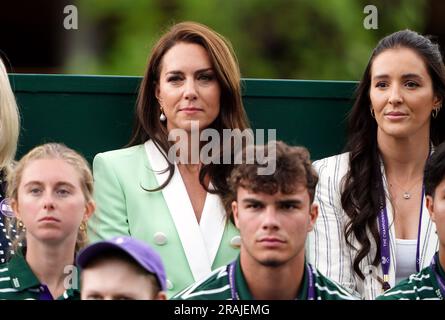 La princesse de Galles aux côtés de Laura Robson regardant Katie Boulter en action contre Daria Saville le deuxième jour des Championnats de Wimbledon 2023 au All England Lawn tennis and Croquet Club à Wimbledon. Date de la photo: Mardi 4 juillet 2023. Banque D'Images