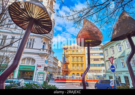 PRAGUE, TCHÉQUIE - 7 MARS 2022 : le groupe sculptural de champignons brillants géants, situé sur la rue Odboru à Nove Mesto (Nouvelle ville), le 7 mars à Pra Banque D'Images