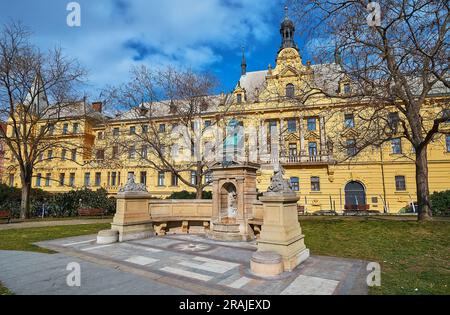 PRAGUE, TCHÉQUIE - 7 MARS 2022 : Mémorial Vitezslav Halek dans le parc sur la place Charles contre le palais de justice municipal, le 7 mars à Prague Banque D'Images