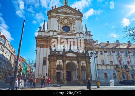 PRAGUE, TCHÉQUIE - 7 MARS 2022 : l'église Saint Ignace de Loyola, située sur la place Charles, Nove Mesto, le 7 mars à Prague Banque D'Images