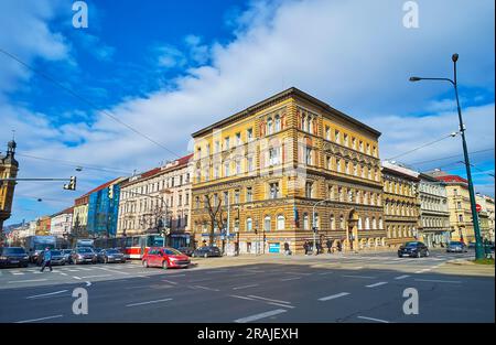PRAGUE, TCHÉQUIE - 7 MARS 2022 : la rue Jecna avec des logements historiques, de belles maisons de ville, décorées avec des moulures, stuc, fresques, Le 7 mars i Banque D'Images