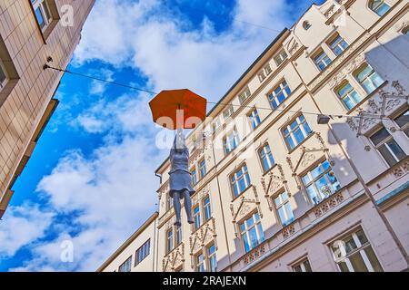 PRAGUE, TCHÉQUIE - 5 MARS 2022 : oby Michal Trpak, femme parapluie suspendue au milieu des maisons de la rue Odboru, le 5 mars à Prague Banque D'Images