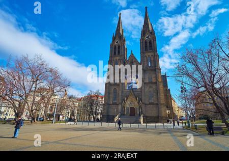 La grande place piétonne de la paix avec une façade de la Basilique de l'église St Ludmila dans le quartier Vinohrady, Prague, République tchèque Banque D'Images