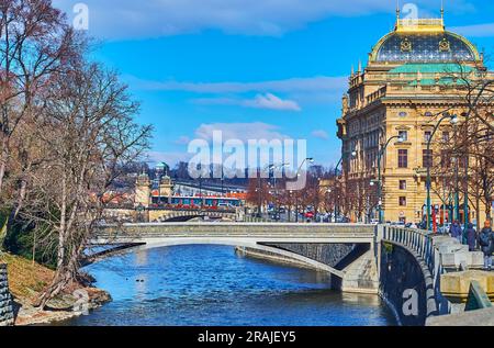 Théâtre national, situé sur le remblai de la rivière Vltava contre la petite île slave, Prague, République tchèque Banque D'Images