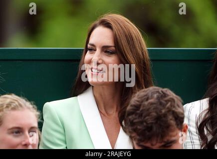 La princesse de Galles regardant Katie Boulter en action contre Daria Saville le deuxième jour des Championnats de Wimbledon 2023 au All England Lawn tennis and Croquet Club à Wimbledon. Date de la photo: Mardi 4 juillet 2023. Banque D'Images