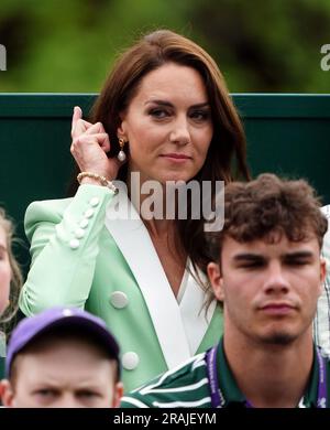 La princesse de Galles regardant Katie Boulter en action contre Daria Saville le deuxième jour des Championnats de Wimbledon 2023 au All England Lawn tennis and Croquet Club à Wimbledon. Date de la photo: Mardi 4 juillet 2023. Banque D'Images