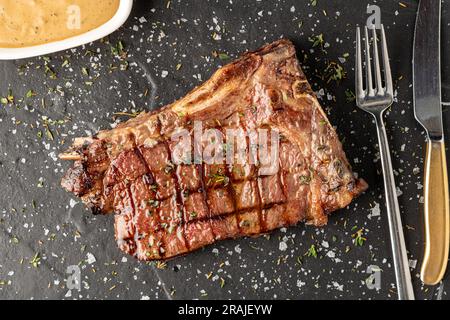 New York Strip loin sur une planche à découper en pierre au steak House Banque D'Images
